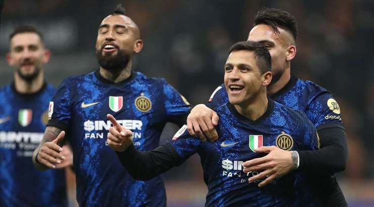 Vào! Đường lốp bóng vào vòng cấm đẹp mắt của Denzel Dumfries được Alexis Sanchez (Inter) vồ lấy như hổ đói vồ mồi. Không đợi phải nhắc, anh đánh đầu từ cự ly gần đưa bóng vượt qua tầm với của thủ môn Jacopo Furlan trước khi đi vào góc trái khung thành. Tỉ số là 1:0.