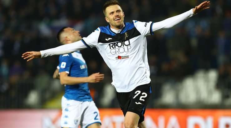 Josip Ilicic (Atalanta) lao như vũ bão vào bên trong vòng cấm sau một nỗ lực đột phá tuyệt vời và trước mặt anh chỉ còn lại thủ môn. Chướng ngại vật cuối cùng này cũng cũng bị anh dễ dàng vượt qua bằng một cú đảo chân tinh tế trước khi nhẹ nhàng đưa bóng vào lưới trống. Một bàn thắng đẳng cấp!