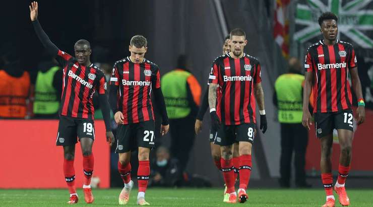 Vào! Đường chuyền bóng của Florian Wirtz đến chân Moussa Diaby (Bayer Leverkusen) và cầu thủ này tung một cú sút một chạm cực tốt vào sát mé trong cột dọc bên phải. Thủ môn đã không thể cản phá cú sút, và tỉ số là 1:0.