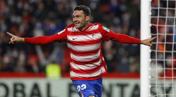 Jorge Molina (Granada CF) ghi bàn! Jorge Molina (Granada CF) được kiến tạo bởi Luis Suarez và anh ấy đã cho thấy sự bình tĩnh tuyệt vời trong vòng cấm để sút bóng vào lưới. 2:1.