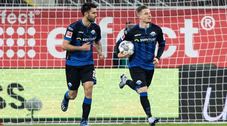 Kai Proger thực hiện một quả tạt bổng đẹp mắt vào vòng cấm, nơi Dennis Srbeny (Paderborn) bật cao đánh đầu thẳng vào bên dưới xà ngang, đánh bại thủ môn. Tỉ số được nâng lên 1:2.