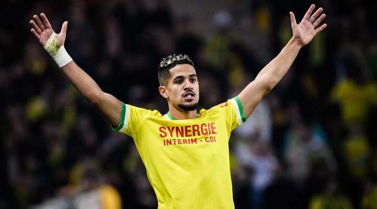 Vào! Ludovic Blas (Nantes) len lỏi qua các cầu thủ đối phương trước khi tung một cú sút tuyệt diệu từ rìa vòng cấm vào góc thấp bên trái mành lưới. Thủ môn Vito Mannone đã không có cơ hội nào để chạm vào quả bóng. Tỉ số là 1:0.