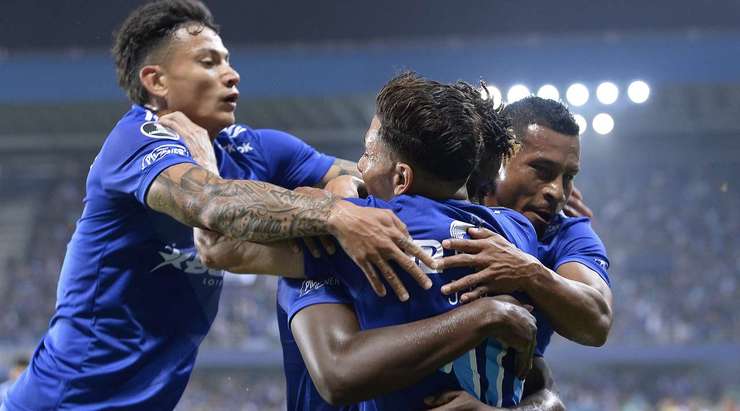 Vào! Đường chuyền dài kinh điển của Alexis Zapata đến chân Joao Joshima Rojas Lopez (Emelec) ở một vị trí trống trải bên trong vòng cấm. Anh còn đủ thời gian và không gian để chỉnh lại bóng trước khi sút mạnh trái bóng vào chính giữa khung thành. Tỉ số là 5:0.