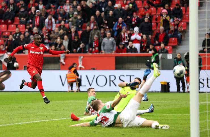 Vào! Kai Havertz thể hiện nhãn quan tuyệt vời của mình với đường chuyền sắc sảo cho Moussa Diaby (Bayer Leverkusen). Cầu thủ này cũng chứng tỏ bản lĩnh của một sát thủ vòng cấm và dứt điểm gọn gàng từ cự ly gần vào lưới. Tỉ số là 1:0.