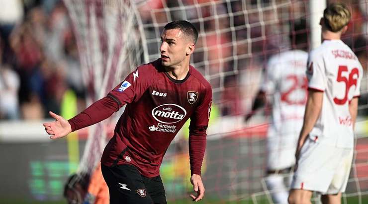 Bóng đã nằm trong lưới! Lassana Coulibaly treo bóng vào vòng cấm và Federico Bonazzoli (Salernitana) đón quả tạt để dứt điểm gọn gàng vào lưới. 1:2.