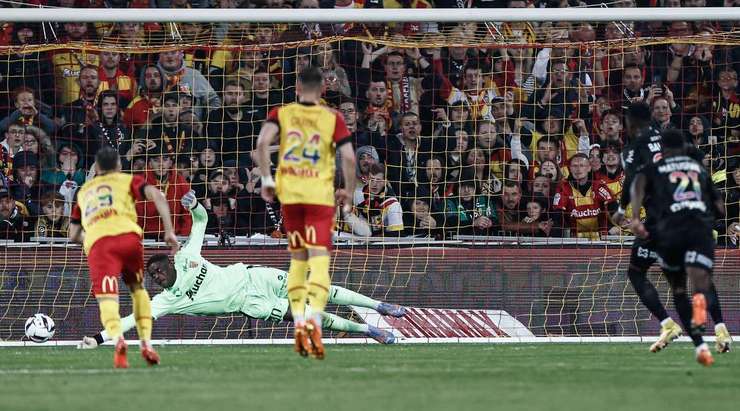 Vào! Przemyslaw Frankowski (Lens) sút bóng vào chính giữa khung thành, vượt qua tầm với của thủ môn Yehvann Diouf đã lỡ trớn.