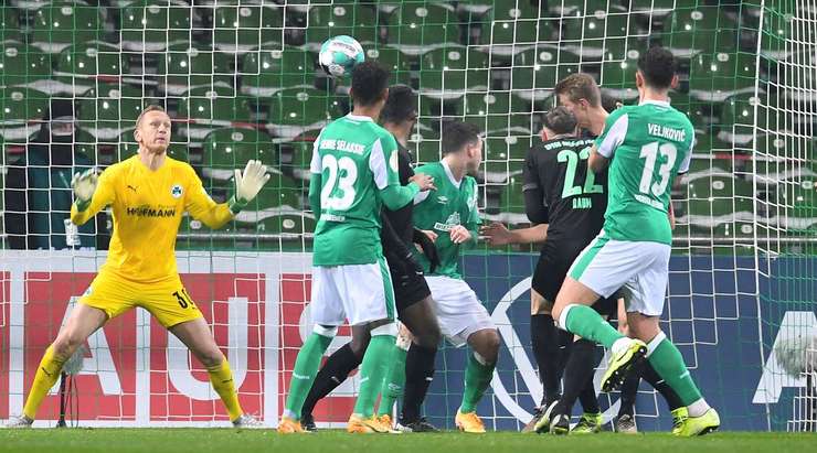 Vào! Kevin Mohwald (Werder Bremen) vừa có bàn thắng theo một cách không thể dễ dàng hơn: đưa vào lưới trống từ cự ly rất gần sau khi bóng bị bật ra từ thủ môn. Tỉ số là 1:0.