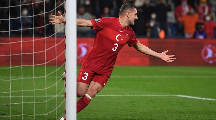 Tỉ số là 4:0! Ridvan Yilmaz chuyền bóng cho Merih Demiral (Thổ Nhĩ Kỳ) trong vòng cấm, người không bị ai kèm và sút bóng vào góc trái phía dưới.