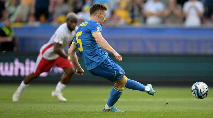 VÀO! Đó là một cú sút phạt đền hoàn hảo của Viktor Tsygankov (Ukraine) về phía bên trái khung thành, không có một chút cơ hội nào cho thủ môn Henry Bonello để cản phá!