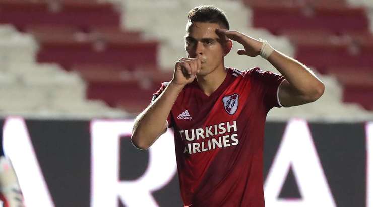 Vào! Sau khi nhận một đường chuyền tốt, Rafael Borre (River Plate) nhanh chân tung một cú sút chìm vào chính giữa khung thành, đưa bóng lọt qua người thủ môn. Khi có may mắn thì đúng là sút kiểu gì cũng vào!