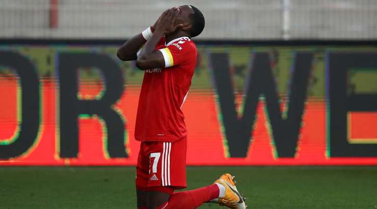 Vào! Sheraldo Becker (Union Berlin) nhận một đường chuyền ngắn rất vừa tầm từ Max Kruse ở một vị trí bên trong vòng cấm, anh lách người và tung một cú sút không thể cản phá vào góc thấp bên phải khung thành. Tỉ số là 3:0.
