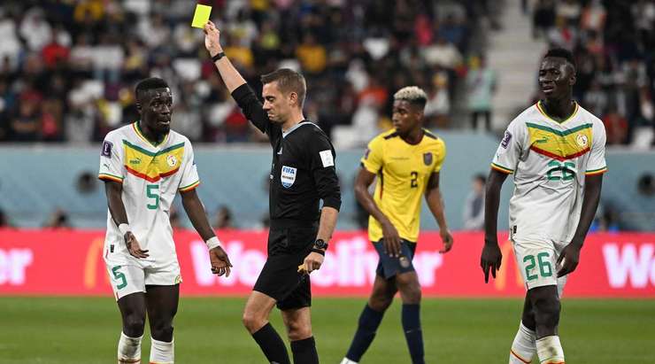 Clement Turpin rút thẻ vàng cho Idrissa Gueye (Senegal), người hề ngạc nhiên vì pha tắc bóng của anh ấy quá rắn.