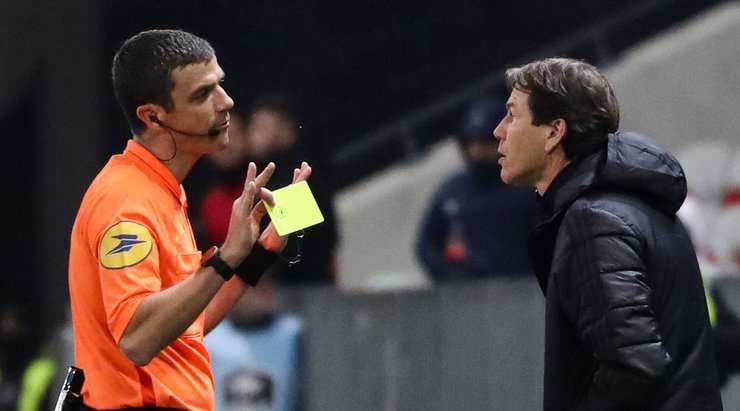 Rudi Garcia đang rất ấm ức bên ngoài sân sau khi trọng tài Frank Schneider vừa phạt ông một tấm thẻ vàng.