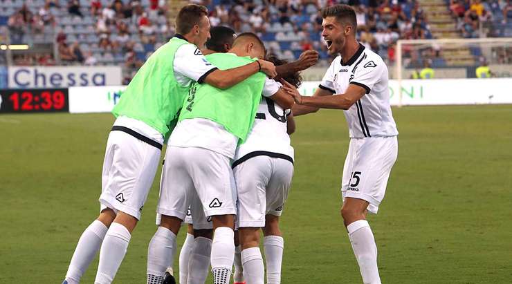 Simone Bastoni (Spezia) đón một đường chuyền chính xác vào sâu bên trong vòng cấm từ Kelvin Amian, và cầu thủ này đã đánh bại thủ môn với một cú sút chìm chuẩn xác vào chính giữa khung thành. Tỉ số được nâng lên 0:2.
