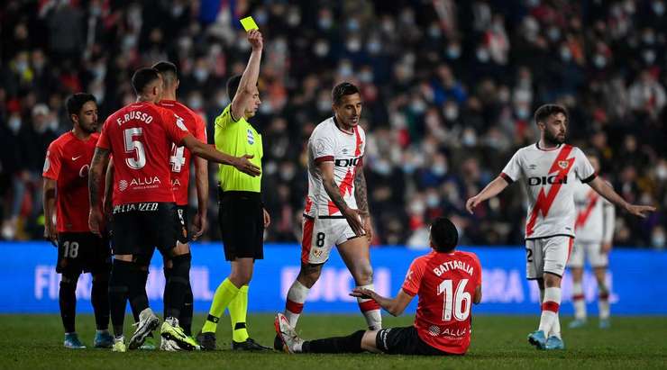 Oscar Trejo (Rayo Vallecano) đang nghĩ gì vậy? Những tình huống phạm lỗi như thế này sẽ không thể thoát khỏi thẻ phạt. Và trọng tài đã rút ra một chiếc thẻ vàng.