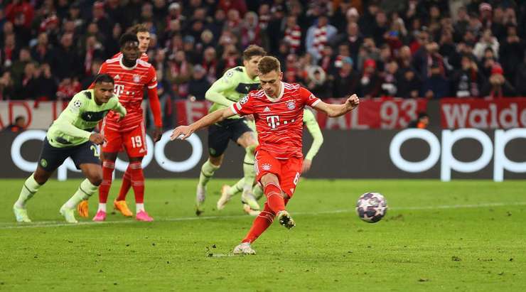 Vào! Joshua Kimmich (Bayern Munich) sút bóng vào chính giữa khung thành, vượt qua tầm với của thủ môn Santana De Moraes đã lỡ trớn.