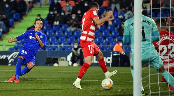 Vào! Nemanja Maksimovic (Getafe) sút bóng bật ra vào phía trong cột dọc bên phải sau khi bóng đến chỗ anh ấy trong vòng cấm. Tỉ số là 3:1.