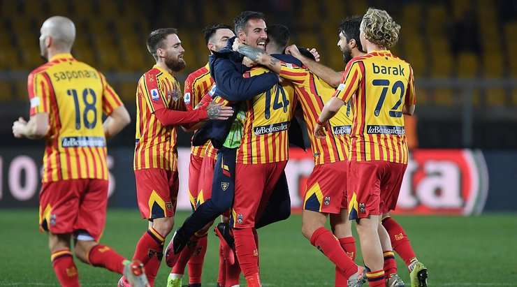 Sau quả phạt góc, Alessandro Deiola (Lecce) tung một cú sút tuyệt vời từ rìa vòng cấm vào góc cao bên phải khung thành!