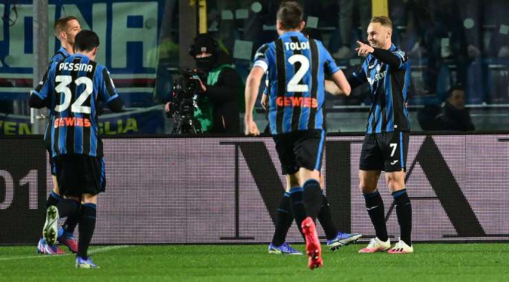 Bóng đã nằm trong lưới sau một pha dứt điểm xuất sắc của Teun Koopmeiners (Atalanta)! Matteo Pessina chọc khe rất sắc sảo và kiến tạo cơ hội cho Teun Koopmeiners (Atalanta), người đã phản ứng rất nhanh để thoát xuống đối mặt với thủ môn và dứt điểm từ cự li gần vào góc thấp bên trái khung thành. Tỉ số bây giờ là 2:0.