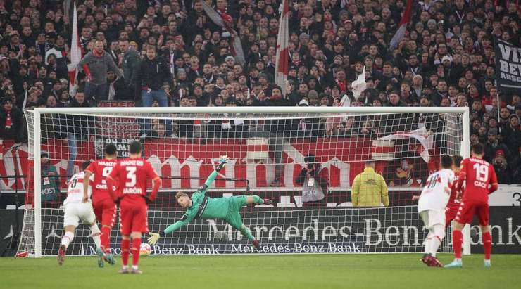 VÀO! Đó là một cú sút phạt đền tuyệt vời của Marcus Ingvartsen (Mainz) về phía góc thấp bên trái khung thành, không có một chút cơ hội nào cho thủ môn Florian Muller để cản phá!