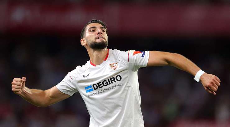 Vào - 1:0! Suso kiến tạo cho Rafa Mir (Sevilla) trong vòng cấm và anh ấy cứa bóng vào góc phải phía trên và qua Pepe Reina.