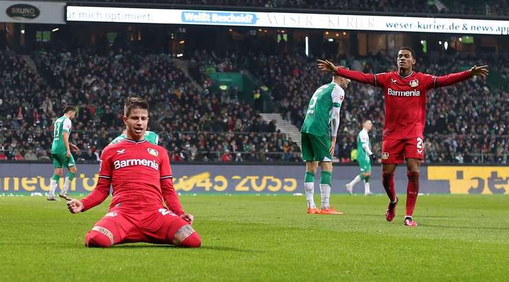 Adam Hlozek (Bayer Leverkusen) ghi bàn từ một vị trí khó. Anh ấy bật cao để đón quả tạt và đánh đầu đập đất vào phía trong cột dọc bên phải. Một pha dứt điểm xuất sắc.