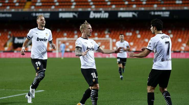 Một đường chuyền bổng hoàn hảo từ Goncalo Guedes tìm đến Daniel Wass (Valencia), người đã nhảy cao nhất và đánh đầu từ cự li gần vào góc cao bên trái khung thành. Pha dứt điểm có lực và đủ chính xác để hoàn toàn loại bỏ thủ môn Edgar Badia. Tỉ số bây giờ là: 1:0.
