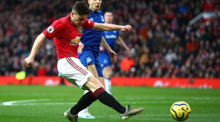 Rất đáng tiếc! Daniel James (Manchester United) nhận bóng ở một vị trí trống trải trong vòng cấm và anh tung một cú sút đi chệch cột dọc bên trái trong gang tấc.