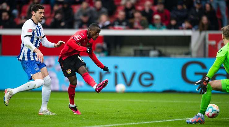 Moussa Diaby (Bayer Leverkusen) xâm nhập vòng cấm trước khi nhận một đường chuyền tuyệt vời của đồng đội và tung một cú sút chuẩn xác để đánh bại thủ môn. Quả bóng bay vào góc thấp bên trái khung thành.