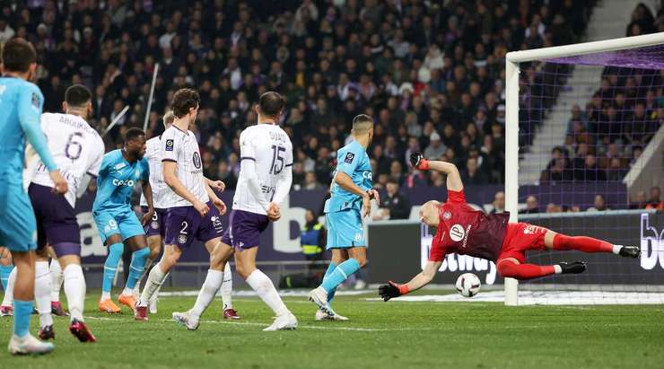 Cengiz Under (Marseille) tìm thấy khoảng trống ở sâu bên trong vòng cấm để tung một cú vô-lê về phía bên trái khung thành, khiến thủ môn phải bó tay! Một bàn thắng tuyệt vời!