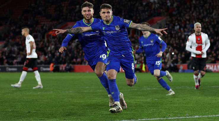 Vào! Gavan Holohan (Grimsby) giành chiến thắng trên chấm phạt đền bằng một cú sút không thể cản phá, vượt qua tầm với của thủ môn Alex McCarthy vào góc trái khung thành.