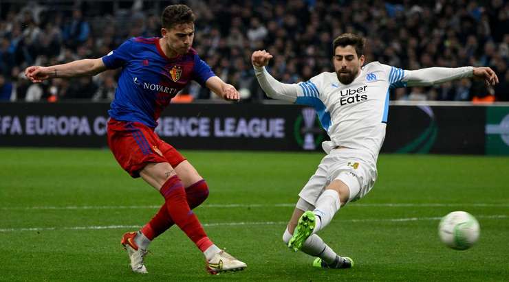 Một màn trình diễn kỹ thuật thú vị! Sebastiano Esposito (Basel) đón một quả tạt ngay bên ngoài vòng 16m50 và tung một cú sút búa bổ vào góc thấp bên trái. Phải công nhận rằng kỹ thuật dứt điểm của anh là rất tốt.
