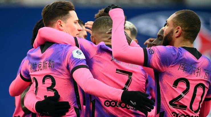 Vào! Julian Draxler (Paris SG) đã có mặt đúng lúc đúng chỗ để lấy bóng bật ra trong vòng cấm, và anh ấy sút bóng vào chính giữa mành lưới. Tỉ số là 1:0.