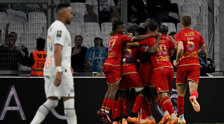 Abdallah Sima (Angers) nhận đường chuyền từ đồng đội và anh không hề do dự tung một cú sút không thể cản phá vào góc cao bên phải khung thành.