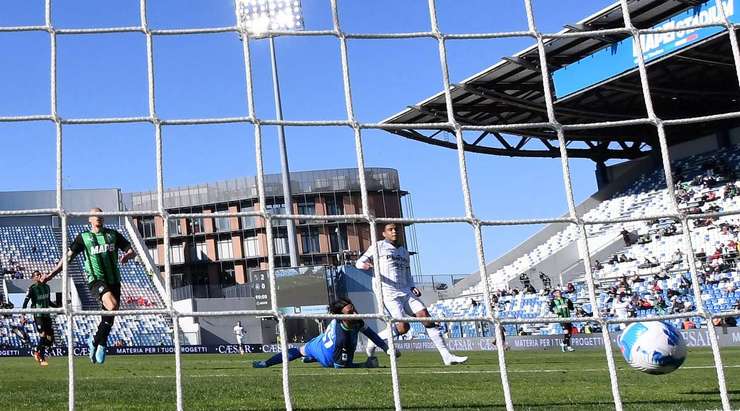 Luis Muriel (Atalanta) lao như vũ bão vào bên trong vòng cấm sau một nỗ lực đột phá tuyệt vời và trước mặt anh chỉ còn lại thủ môn. Chướng ngại vật cuối cùng này cũng cũng bị anh dễ dàng vượt qua bằng một cú đảo chân tinh tế trước khi nhẹ nhàng đưa bóng vào lưới trống. Một bàn thắng đẳng cấp!