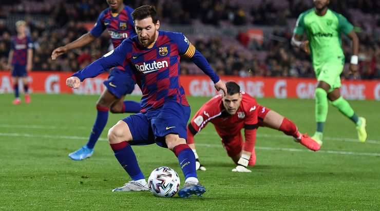 Lionel Messi (Barcelona) nhận bóng trong tư thế đối mặt với thủ môn sau một đường chuyền rất thông minh xuất phát từ Ivan Rakitic. Dù phần nhiệm vụ của mình không hề dễ dàng, nhưng anh vẫn tự tin sút bóng làm tung lưới thủ môn đối phương.