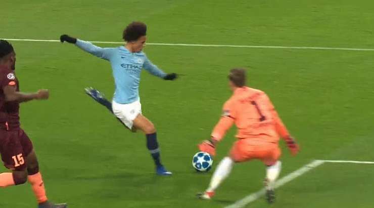 Leroy Sane (Manchester City) ghi bàn! Leroy Sane (Manchester City) được kiến tạo bởi Raheem Sterling và anh ấy đã cho thấy sự bình tĩnh tuyệt vời trong vòng cấm để sút bóng vào lưới. 2:1.