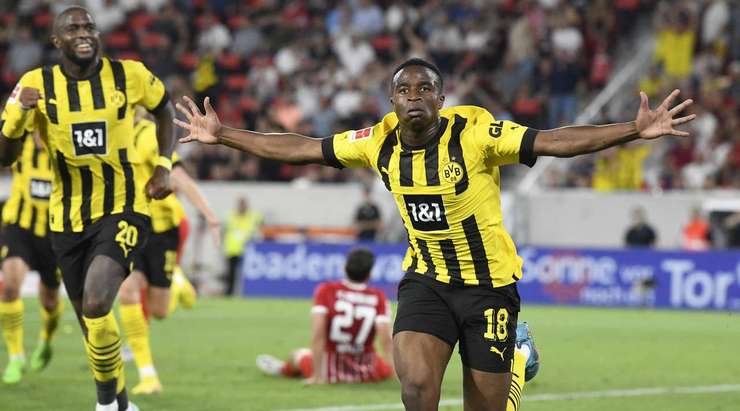 Youssoufa Moukoko (Dortmund) nhận một đường chuyền chính xác trong vòng cấm và tung cú sút tuyệt vời vào chính giữa mành lưới.