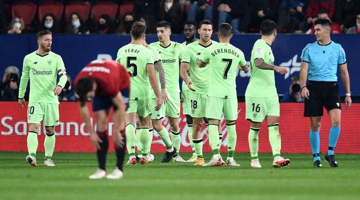 Vào rồi! Oihan Sancet (Ath Bilbao) bức tốc vào vòng cấm và chọn đúng điểm rơi sau đường căng ngang của Inaki Williams trước khi dứt điểm cận thành đẹp mắt vào góc thấp bên trái khung thành. Tỉ số là 1:1.