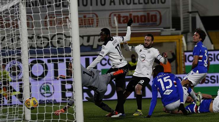 VÀO! Claudio Terzi (Spezia) ghi bàn với một cú đánh đầu từ cự li gần sau khi Julian Chabot đánh đầu một quả tạt bổng rất chính xác vào đúng hướng di chuyển của anh. Tỉ số là 1:0.