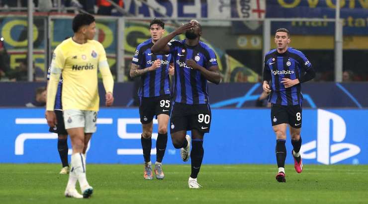 Vào! Một đường bóng bật ra đã sửa lưng tất cả mọi người, ngoại trừ Romelu Lukaku (Inter), anh chớp lấy thời cơ và sút bóng tung lưới khung thành bỏ trống. 1:0.