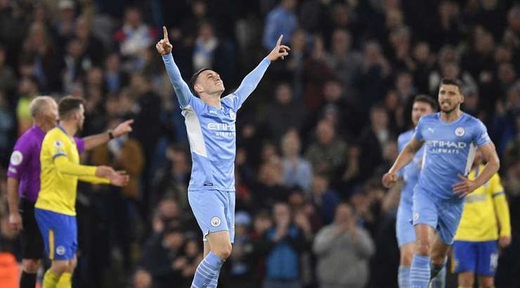 Vào! Riyad Mahrez chuyền bóng đến chân Phil Foden (Manchester City) và cầu thủ này tung một cú sút từ rìa vòng cấm. Bóng bị một cầu thủ khác làm đổi hướng, khiến thủ môn Robert Sanchez không kịp trở tay. Tỉ số là 2:0.