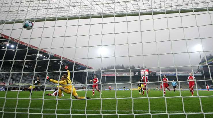 Một bàn thắng đồng đội tuyệt vời! Youssoufa Moukoko (Dortmund) được giải thoát trong vòng cấm bởi Erling Haaland và sút qua Florian Muller. 2:1.