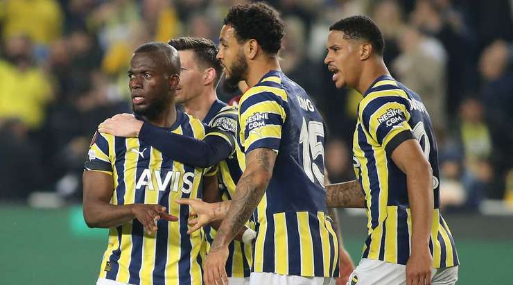 Vào! Enner Valencia (Fenerbahce) giành chiến thắng trên chấm phạt đền bằng một cú sút không thể cản phá, vượt qua tầm với của thủ môn Marko Dmitrovic vào góc thấp bên trái.