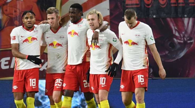 Vào! Emil Forsberg (RB Leipzig) có đủ khoảng trống trong vòng cấm để đón một đường chuyền từ Dani Olmo và dứt điểm gọn gàng vào phía trong cột dọc bên trái. 1:0.