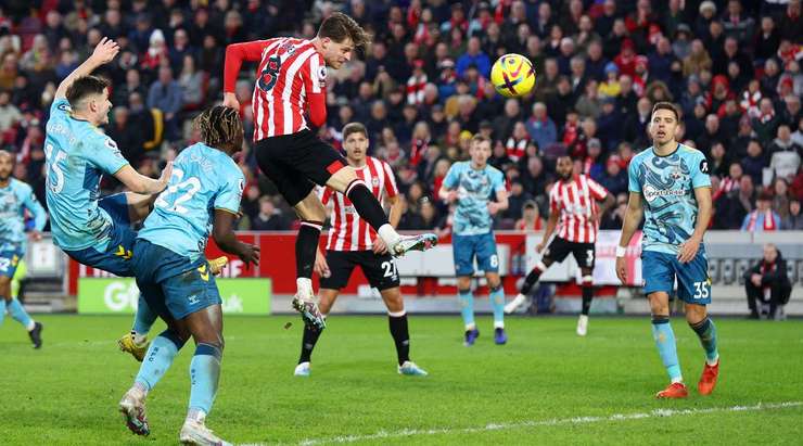 Mathias Jensen (Brentford) bật lên đón một quả tạt tốt và tung một cú đánh đầu đẹp mắt vào phía trong cột dọc bên phải. Thủ môn đã không có cơ hội để cản phá.