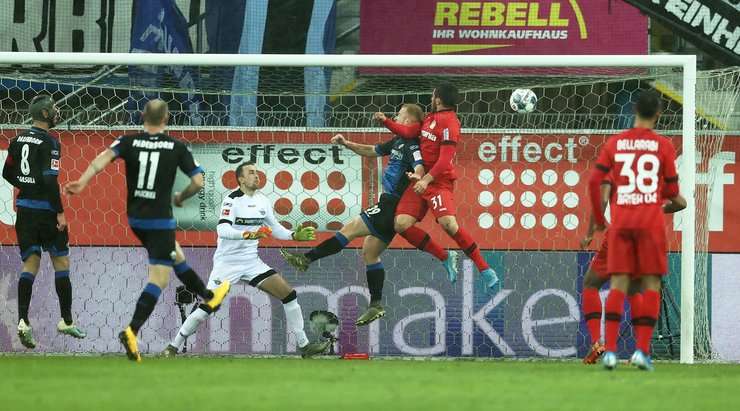 Đó là một bàn thắng! Tỉ số được nâng lên 0:2. Kevin Volland (Bayer Leverkusen) nhảy lên cao nhất để đón quả tạt hoàn hảo từ Kai Havertz và tung một cú đánh đầu từ cự li gần vào góc cao bên phải. Thủ môn Leopold Zingerle đã hoàn toàn bó tay.