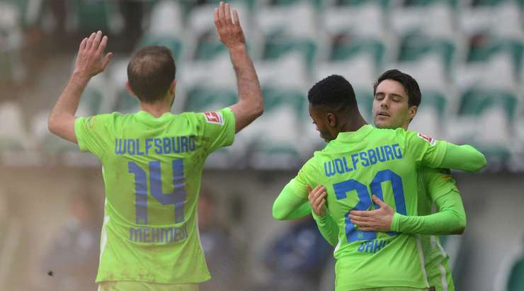 Vào! Josip Brekalo (Wolfsburg) nhận đường chuyền từ đồng đội và anh không hề do dự tung một cú sút chìm không thể cản phá vào ngay giữa khung thành.