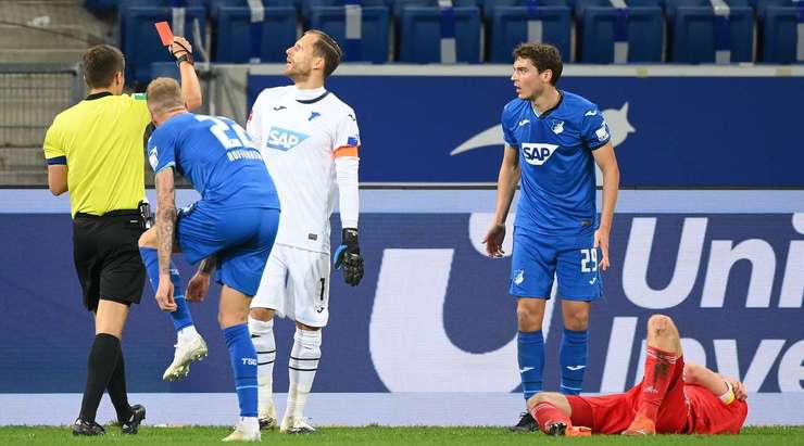 Trọng tài rút từ trong túi ra một chiếc thẻ đỏ cho Robert Skov (Hoffenheim). Không có lý do gì để tranh cãi. Anh ấy sẽ phải rời sân.