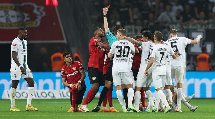 Piero Hincapie (Bayer Leverkusen) hạ gục một cầu thủ đối phương bằng một pha chuồi bóng ác ý, và trọng tài không hề do dự rút ra một tấm thẻ đỏ trực tiếp.